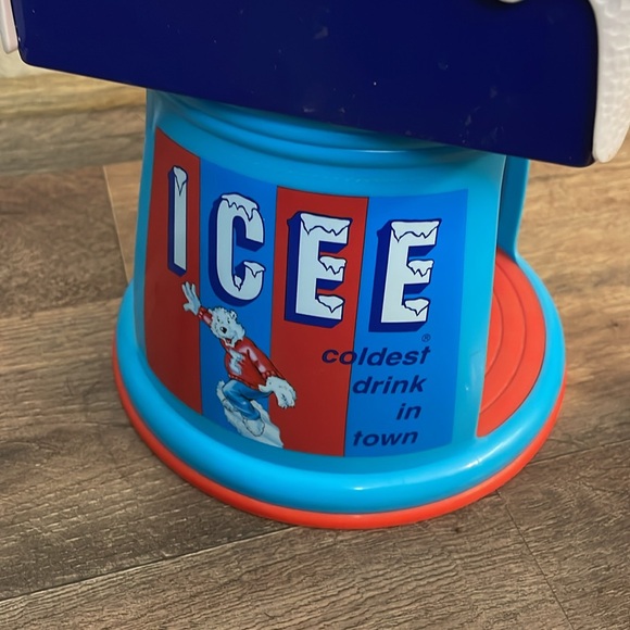 Icee Maker - Picture 2 of 4